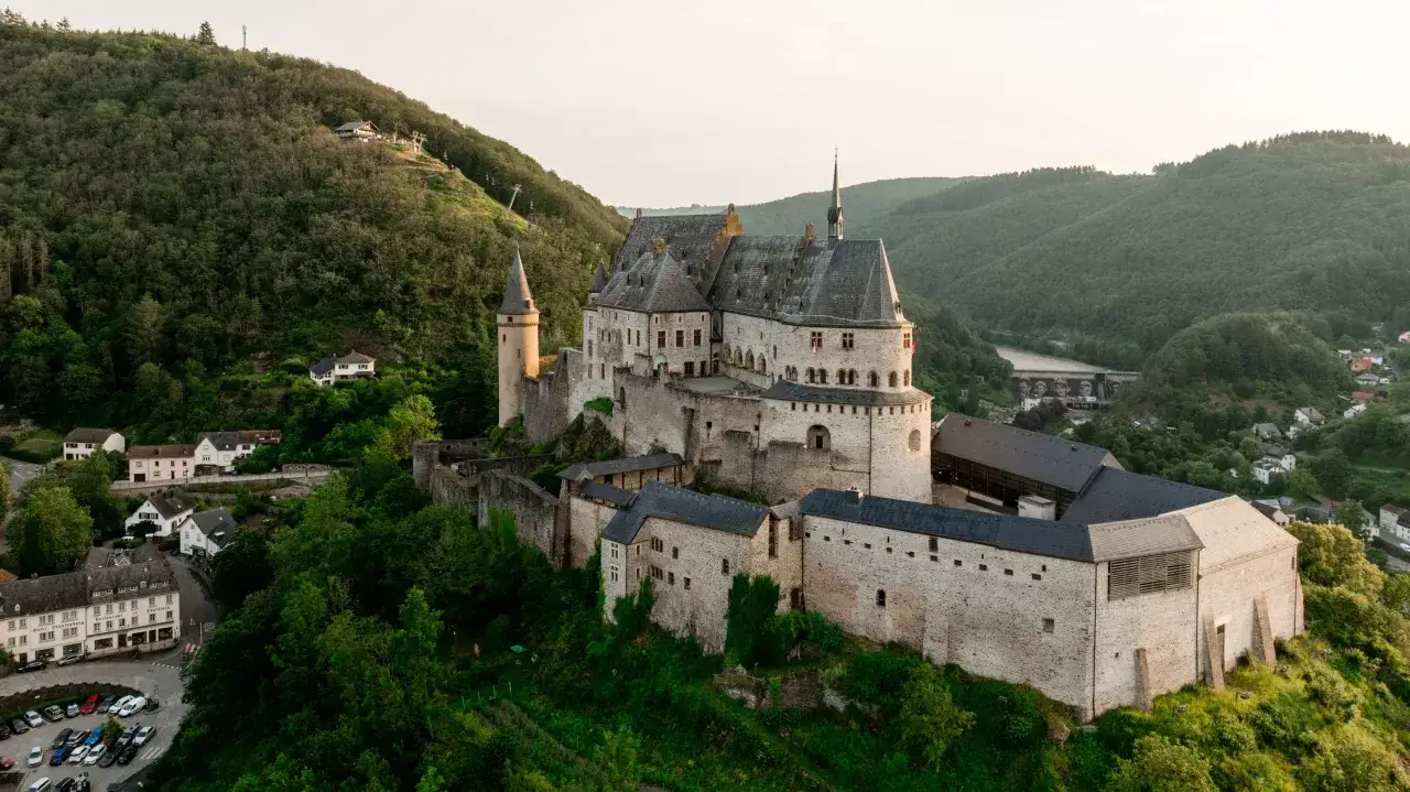 Château de Vianden, un joyau pour visiter le Luxembourg en 3 jours. Paysages verdoyants et architecture médiévale.