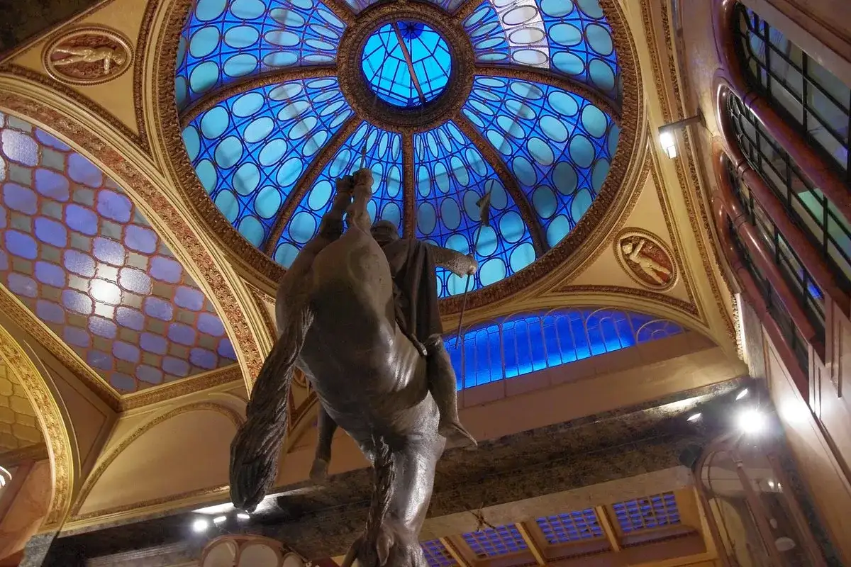 Statue &eacute;questre invers&eacute;e sous le d&ocirc;me bleu du passage Lucerna &agrave; Prague.