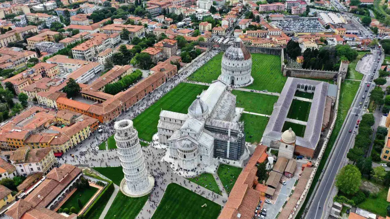 Vue aérienne de la Piazza dei Miracoli à Pise, avec la célèbre tour de Pise penchée, la cathédrale et le baptistère.