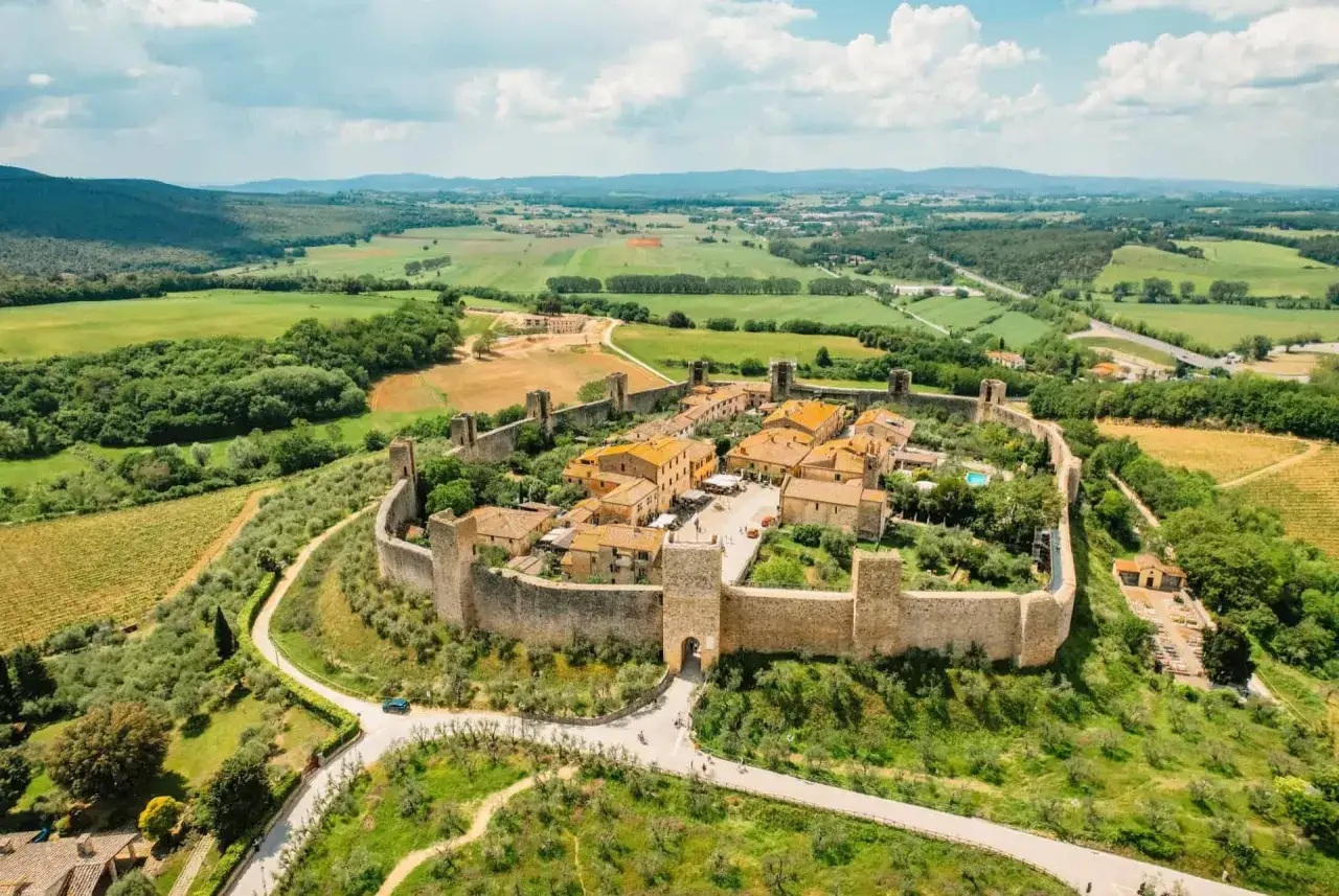 Village fortifi&eacute; m&eacute;di&eacute;val en Toscane, une id&eacute;e de que faire autour de Florence. Paysages verdoyants et architecture pr&eacute;serv&eacute;e.