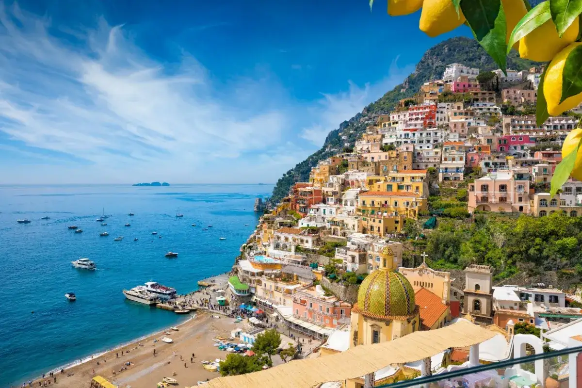 Vue panoramique de Positano, Italie, avec ses maisons colorées à flanc de colline. Parfait pour un weekend au soleil.