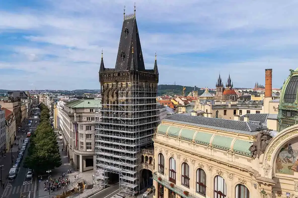 La tour poudrière de Prague, en plein travaux, domine le paysage urbain.