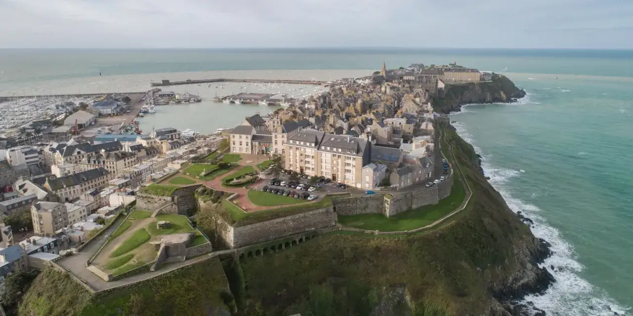 Vue aérienne de Granville, port, remparts et ville fortifiée. Parfait pour un séjour de 3 jours à Granville.