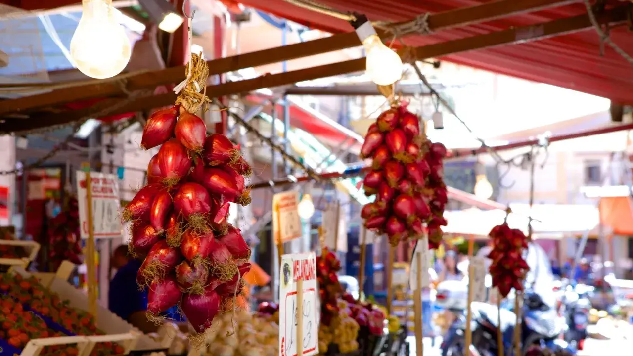 Oignons rouges s&eacute;ch&eacute;s, ambiance de march&eacute; anim&eacute;e pour un week-end &agrave; Palerme.