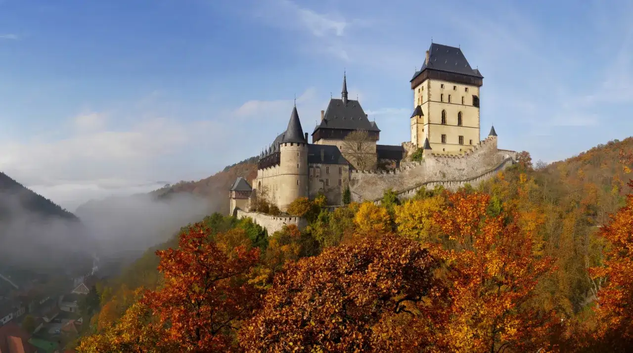 Le ch&acirc;teau de Karl&scaron;tejn, un joyau &agrave; explorer pour savoir que faire autour de Prague, se dresse fi&egrave;rement au milieu des couleurs d'automne.