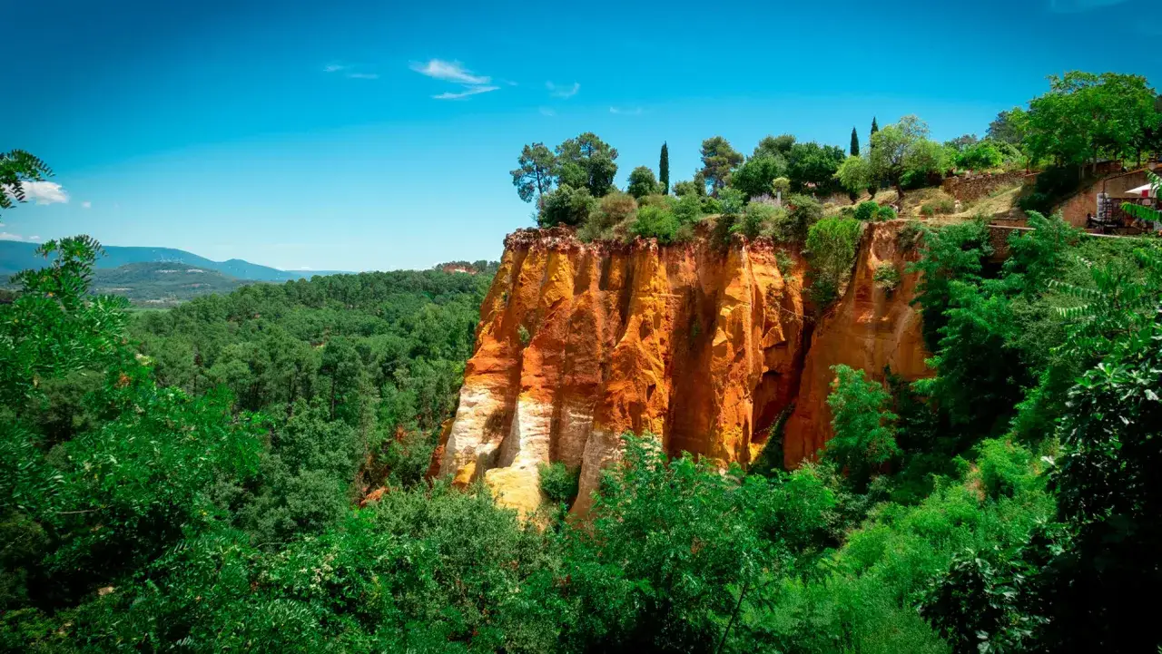 Falaises ocres spectaculaires, un paysage de rêve pour un week-end dans le Luberon. Verdure luxuriante et ciel bleu azur.