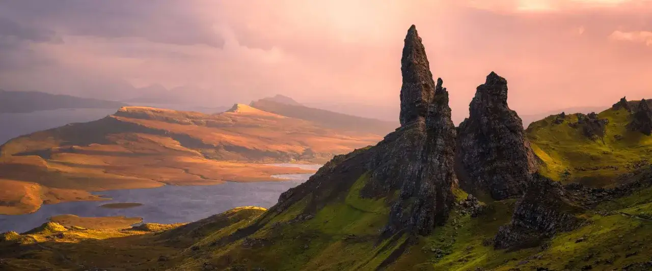 Paysages spectaculaires d'Écosse, parfaits pour un voyage d'une semaine. Des pics rocheux se dressent sur des collines verdoyantes et des lochs bleus.