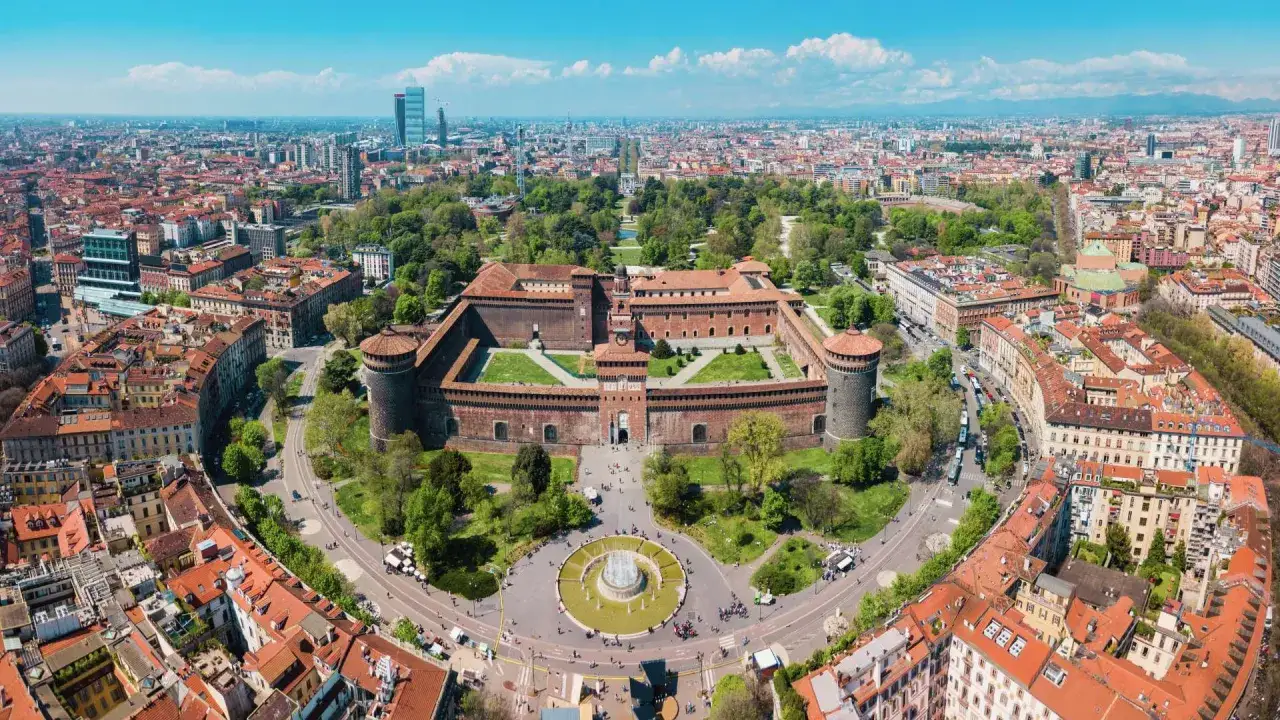 Vue aérienne du château Sforza et de la ville de Milan, parfaite pour un week-end à Milan.
