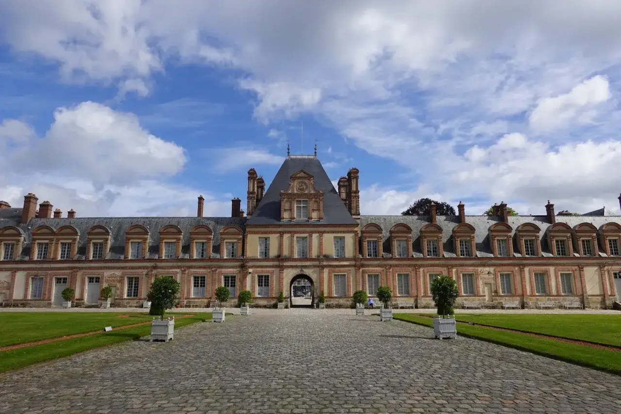 Le château de Fontainebleau, une merveille architecturale, invite à visiter ses vastes cours et jardins.