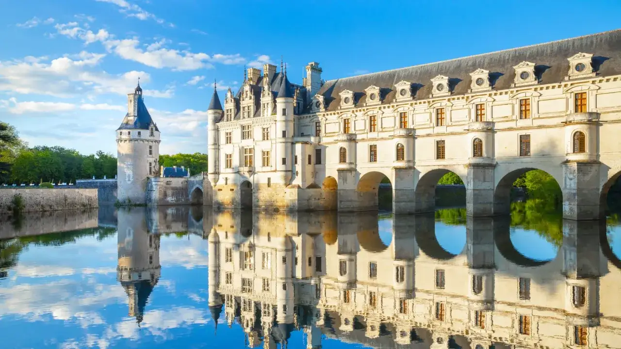Le château de Chenonceau, un joyau à visiter dans la Loire, se reflète dans l'eau paisible.