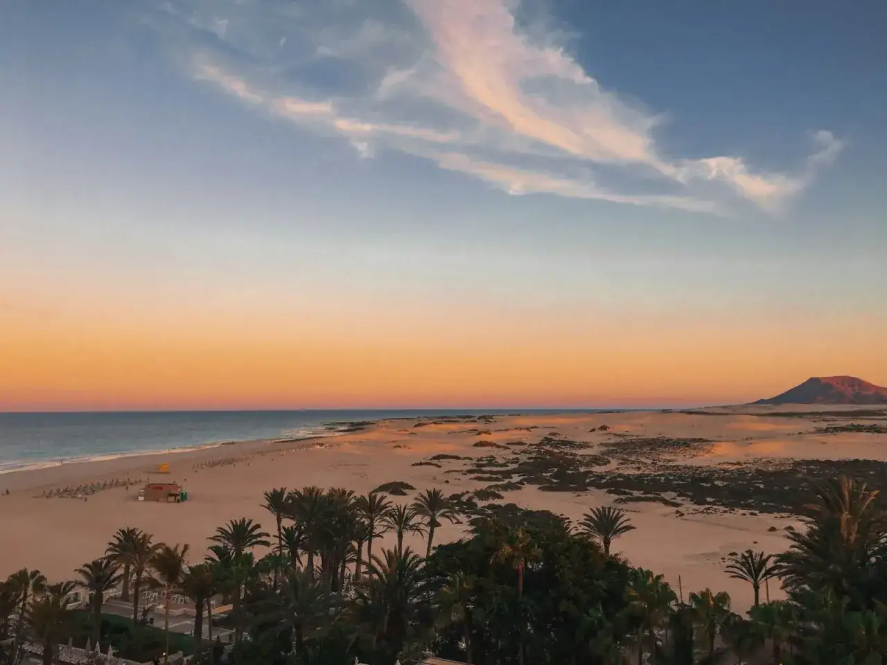 Coucher de soleil sur la plage de Fuerteventura. Que faire ? Se promener, admirer le paysage, se détendre.