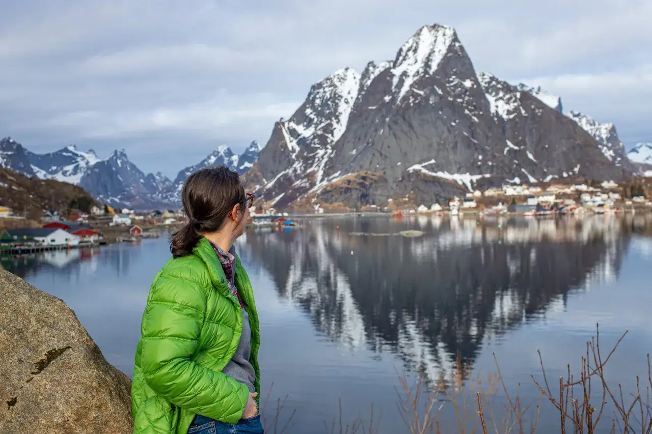 Vue imprenable sur les montagnes enneigées et les maisons colorées, parfait pour un circuit Lofoten 6 jours.