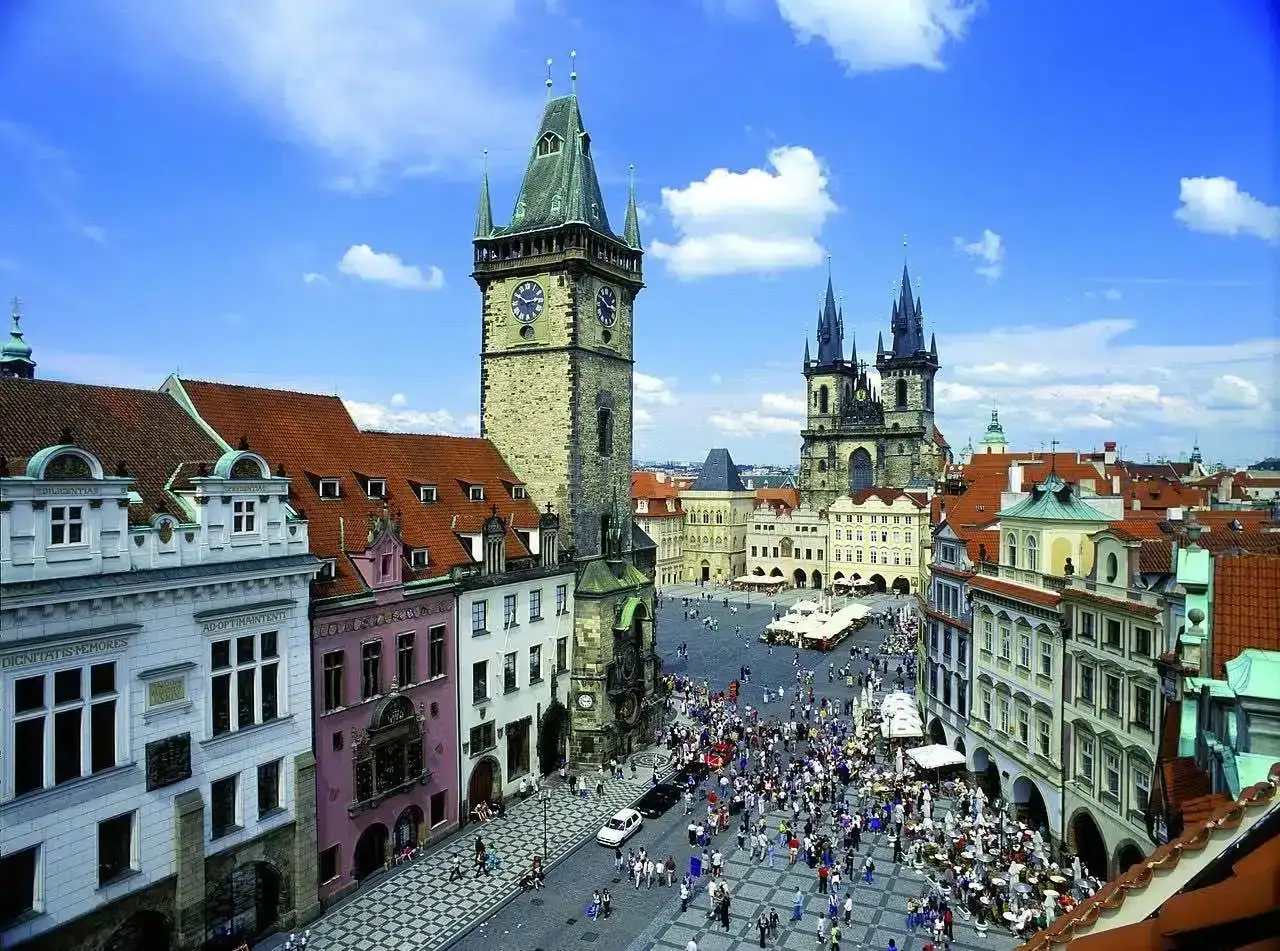La place de la Vieille-Ville à Prague, avec sa tour d'horloge astronomique et l'église Notre-Dame du Týn. Un incontournable pour savoir que voir à Prague.