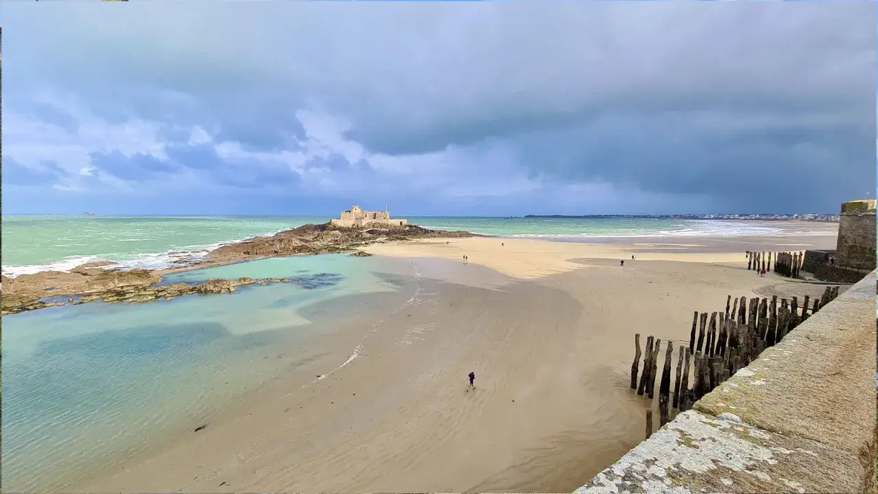 Un week-end à Saint-Malo sous un ciel changeant. La plage de Bon Secours, le Fort National et les embruns de la Manche.