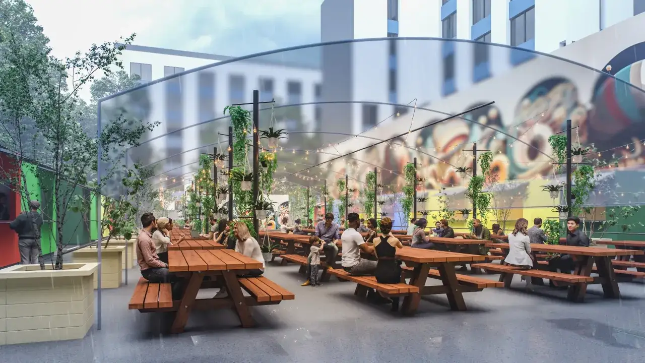 Ambiance conviviale dans un beer garden animé, avec des tables en bois, des plantes suspendues et des guirlandes lumineuses.