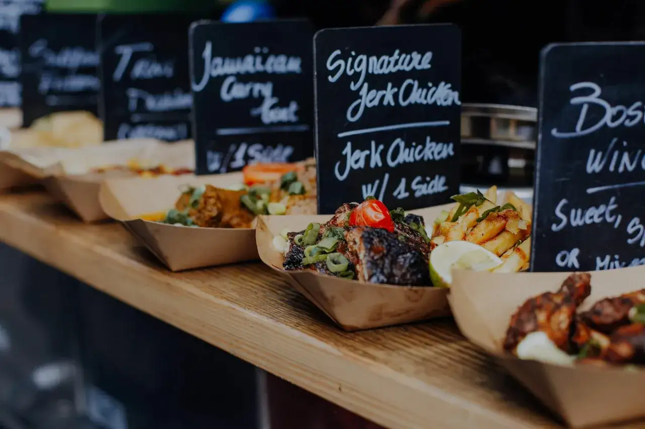 Plats savoureux à découvrir : poulet jerk, curry jamaïcain, ailes de poulet. Idées pour manger à Londres.