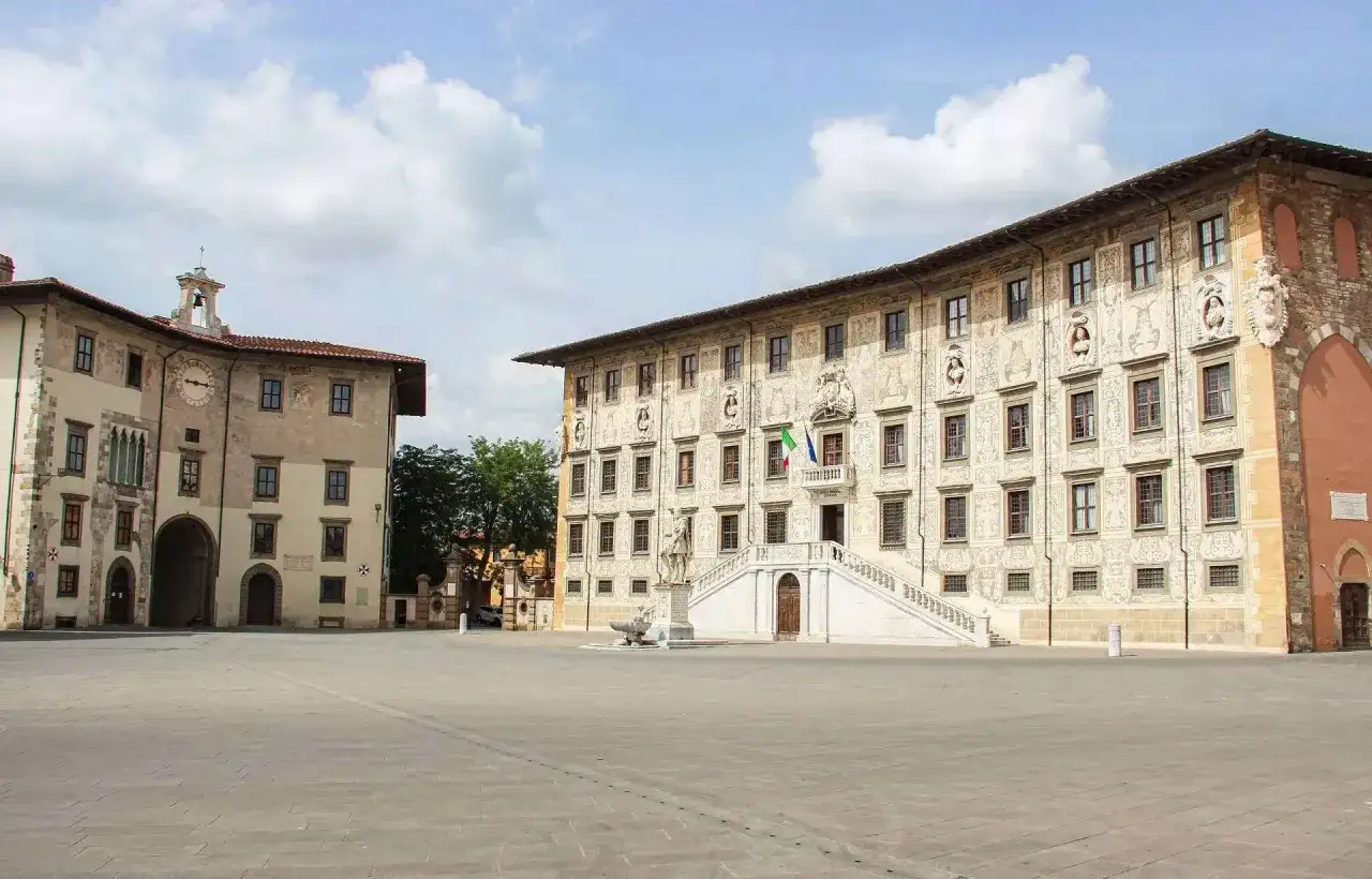 La Piazza dei Cavalieri à Pise, avec ses palais historiques ornés et sa place pavée.