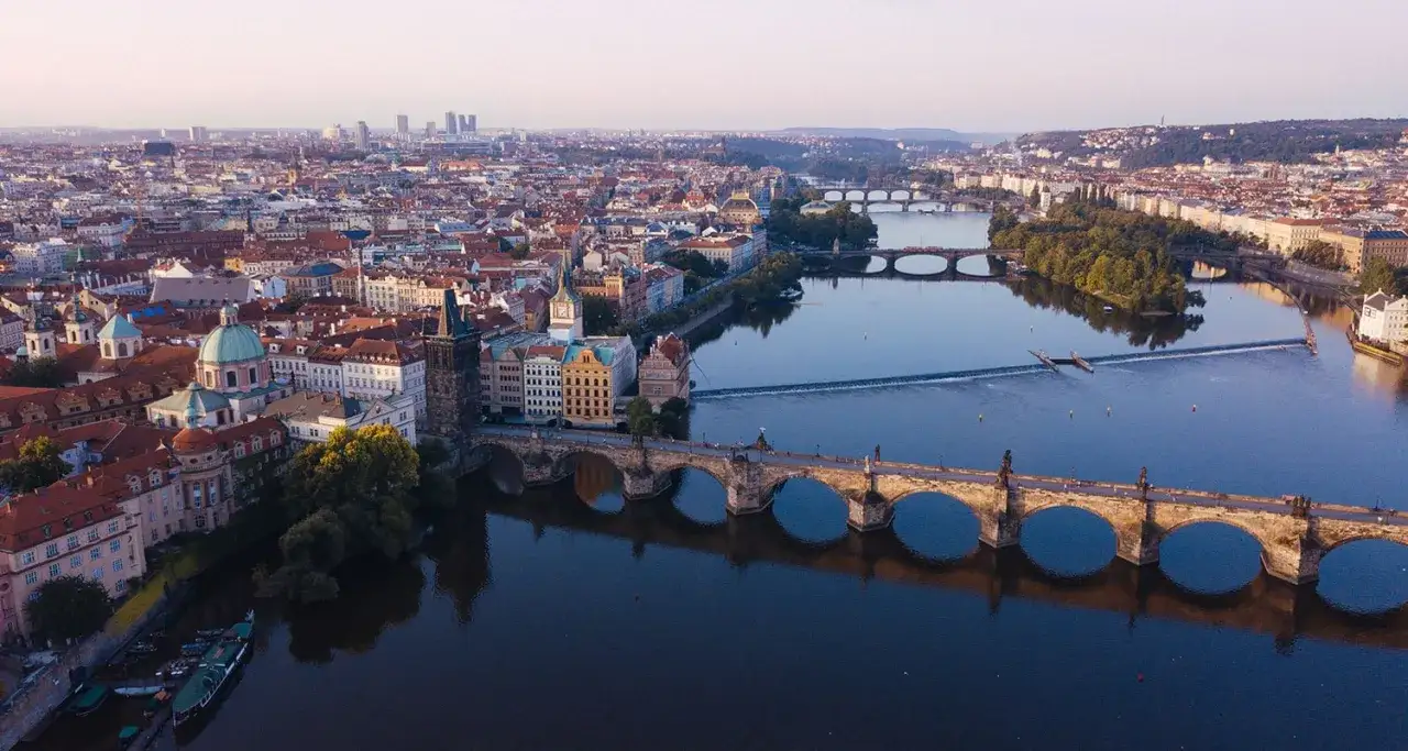 Vue aérienne de Prague, ses ponts historiques traversant la Vltava, un témoignage de la riche prague histoire.