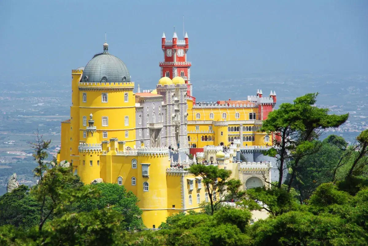 Le Palais de Pena, un joyau coloré, est un incontournable pour savoir que visiter au Portugal en une semaine.