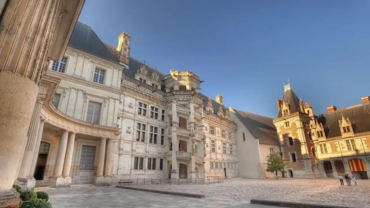 Magnifique cour du château de Blois, idéale pour une visite. Architecture Renaissance et ciel bleu.