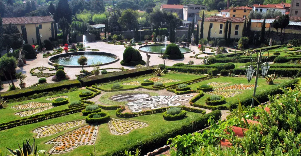 Jardin &agrave; l'italienne avec fontaines et parterres fleuris, &eacute;voquant l'origine de Pinocchio dans une ville toscane.