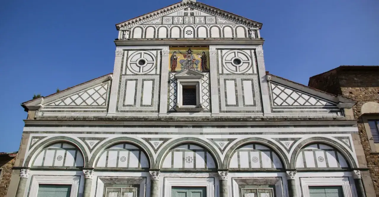 Façade d'une église à Sesto Fiorentino, ornée de mosaïques et de marbre vert et blanc.