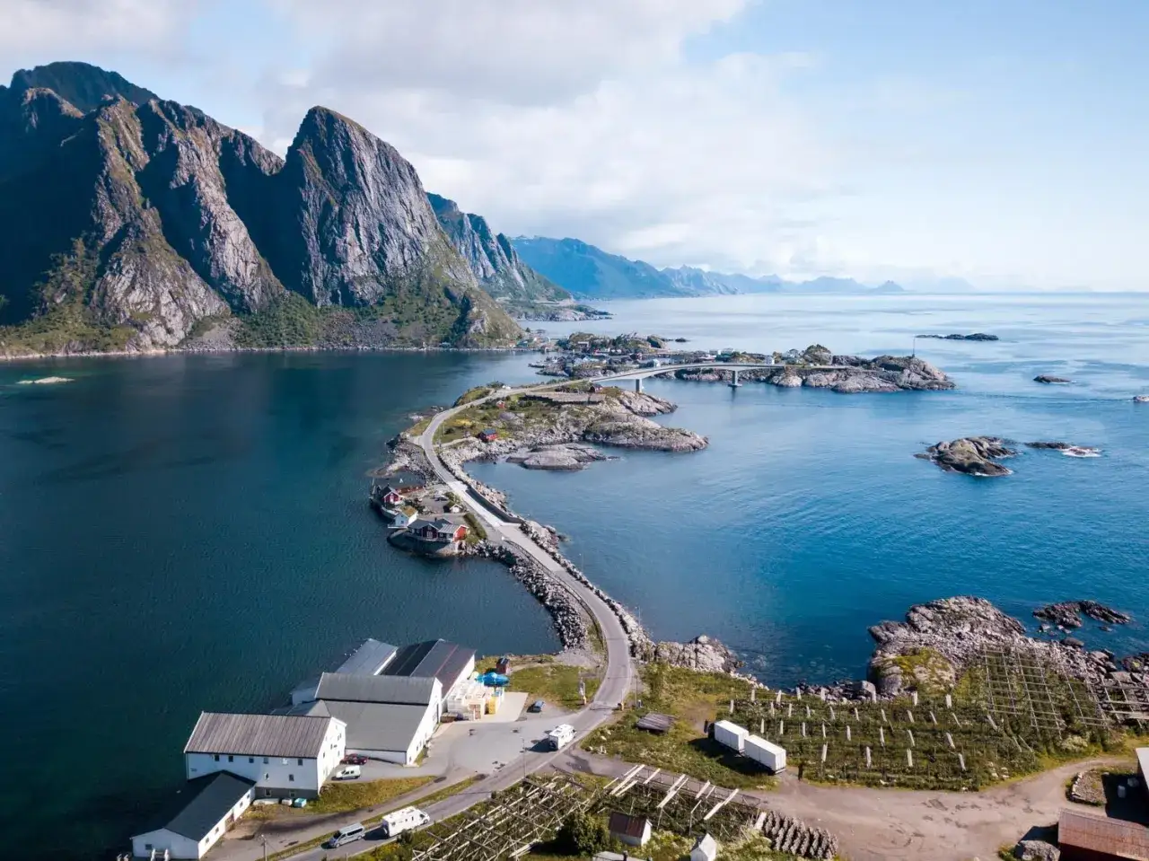 Vue aérienne des îles Lofoten, avec des montagnes majestueuses, des villages pittoresques et des ponts reliant les îlots. Idéal pour un budget voyage îles Lofoten.