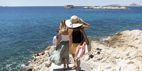 Ambiance estivale à Marseille : des amis profitent du soleil et de la mer. Idéal pour savoir que faire à Marseille ce week-end !