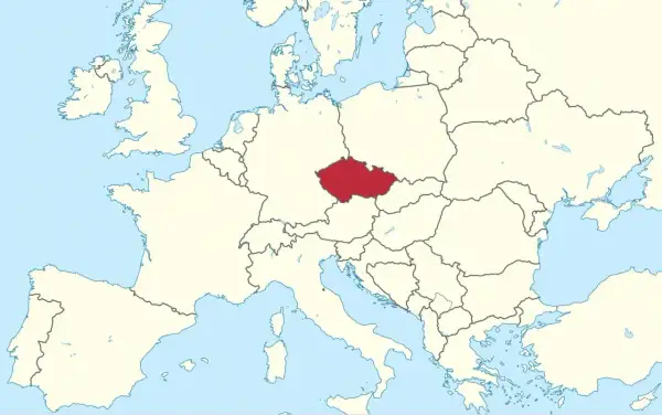 Carte de l'Europe. La République tchèque, où se trouve Prague, est située à l'est de la France, entre l'Allemagne et la Pologne.