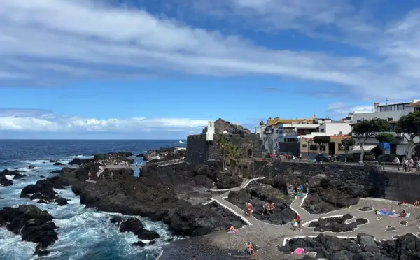 Baignade dans les piscines naturelles de Tenerife, un endroit idéal pour visiter et profiter du soleil.