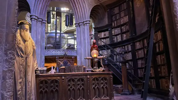 Le bureau de Dumbledore au studio Harry Potter, avec sa longue barbe, ses étagères remplies de livres et un globe céleste.