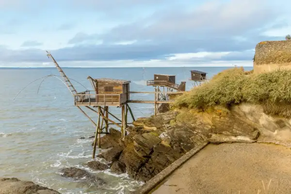 Pêcheries en bois sur pilotis, vues sur la mer. Une idée de quoi faire à Pornic, entre nature et traditions.