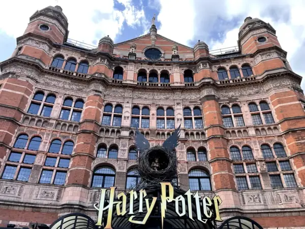 Le théâtre de Londres, orné d'un nid d'oiseau et du logo "Harry Potter", parfait pour visiter Harry Potter à Londres.