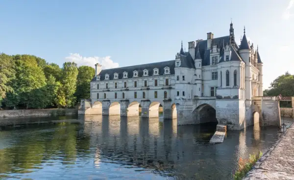 Le château de Chenonceau, un joyau à visiter dans la Loire, s'étend gracieusement sur le Cher.