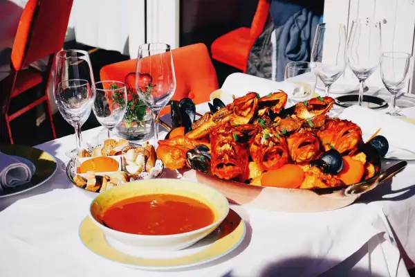 Un festin de fruits de mer et de soupe de poisson, parfait pour savoir où manger à Biarritz.