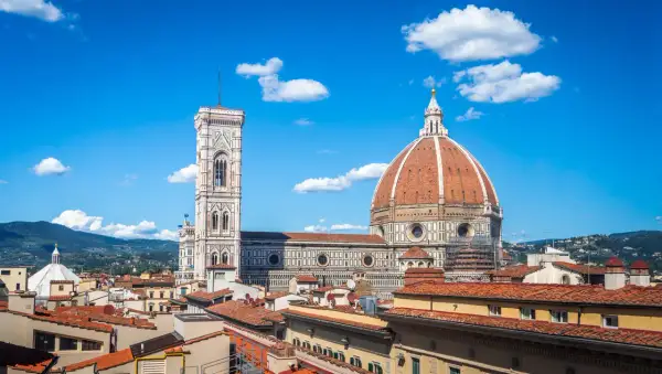 Vue panoramique de la région Florence, avec le Duomo et son campanile sous un ciel bleu éclatant.
