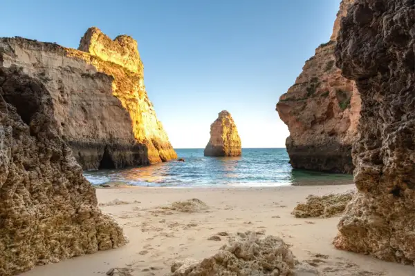 Plages dorées et falaises ocres au Portugal. Idéal pour savoir que visiter au Portugal en une semaine.
