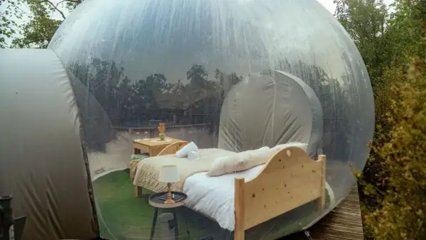 Un lit douillet dans une bulle transparente, un lieu insolite dans le Jura, pour une nuit étoilée.