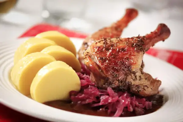 Canard rôti, spécialité de Prague, servi avec des knedlíky et du chou rouge.