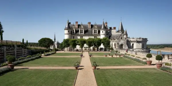 Magnifique vue du château d'Amboise avec ses jardins à la française. Idéal pour une visite d'une journée.