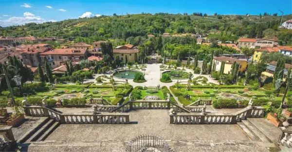 Jardin à l'italienne, peut-être le lieu de **Pinocchio origine ville**. Des parterres géométriques, fontaines et villas toscanes.
