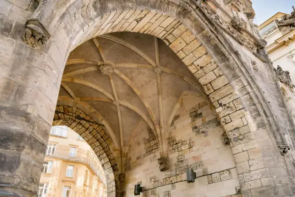 Voûte de la tour poudrière de Prague, avec ses pierres anciennes et ses sculptures médiévales.