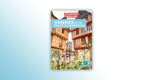 Un guide "Un grand week-end à Vannes et le Golfe du Morbihan" avec des maisons à colombages typiques.