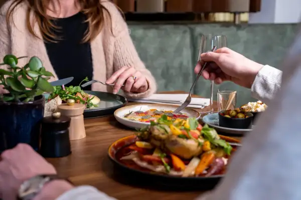 Un repas savoureux à Mont Saint-Michel. Des assiettes colorées et appétissantes, une ambiance chaleureuse pour savoir où manger.