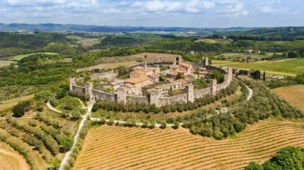 Village médiéval fortifié en Toscane, idéal pour découvrir que faire autour de Florence. Paysages de vignes et d'oliviers.