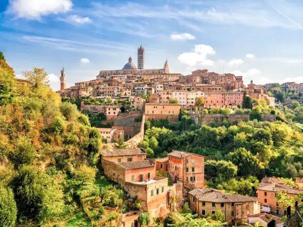 Vue panoramique de Sienne, ville médiévale perchée sur une colline. Idéal pour savoir que faire en Toscane.