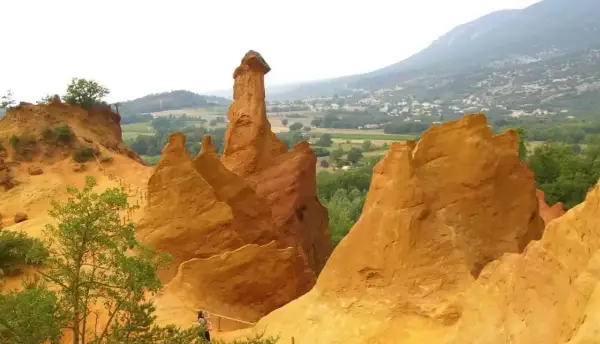 Les Ochres de Rustrel, des lieux insolites du Sud de la France, révèlent des formations rocheuses aux couleurs flamboyantes, sculptées par le temps.