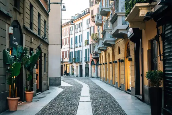 Rue pavée sinueuse bordée de bâtiments colorés, idéale pour un city break en Europe.
