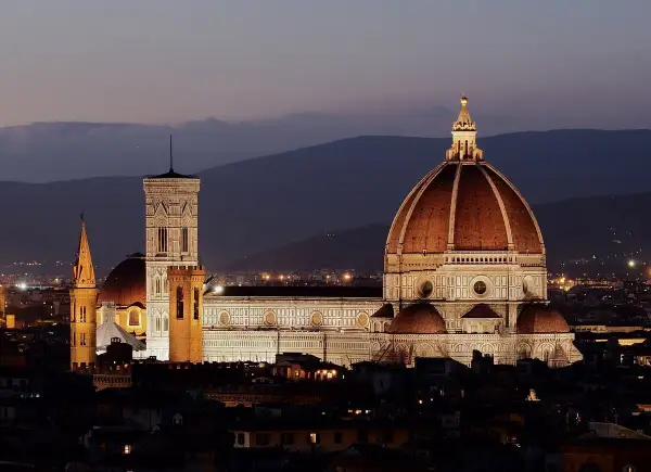 Le Duomo de Florence illuminé au crépuscule, une vue parfaite pour visiter Florence en 1 jour.