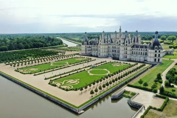 Le château de Chambord, un des plus célèbres châteaux en France, vu du ciel avec ses jardins à la française et la rivière.